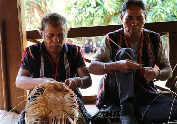 Những chiếc gùi dần dần được hình thành qua đôi bàn tay khéo léo của những người đàn ông trong làng. Ảnh: Hồng Điệp - TTXVN