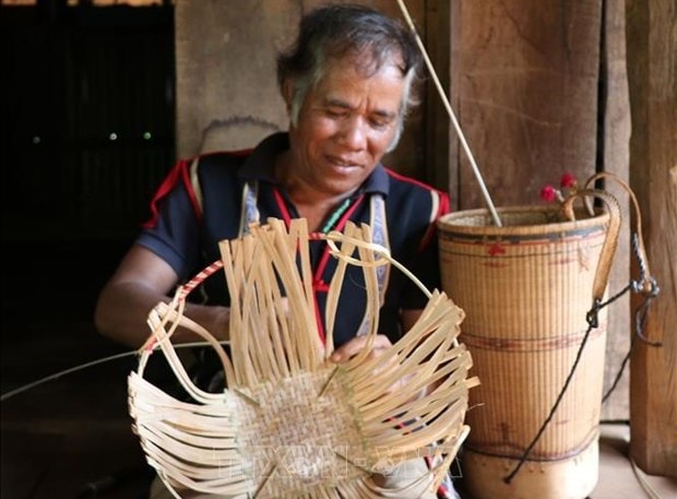 Một chiếc gùi sắp được hình thành. Ảnh: Hồng Điệp - TTXVN