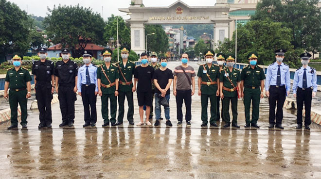 Lực lượng BĐBP Lào Cai và Công an Biên phòng tỉnh Vân Nam trao trả các đối tượng tại vạch phân định đường biên giới CKQT đường bộ Lào Cai.