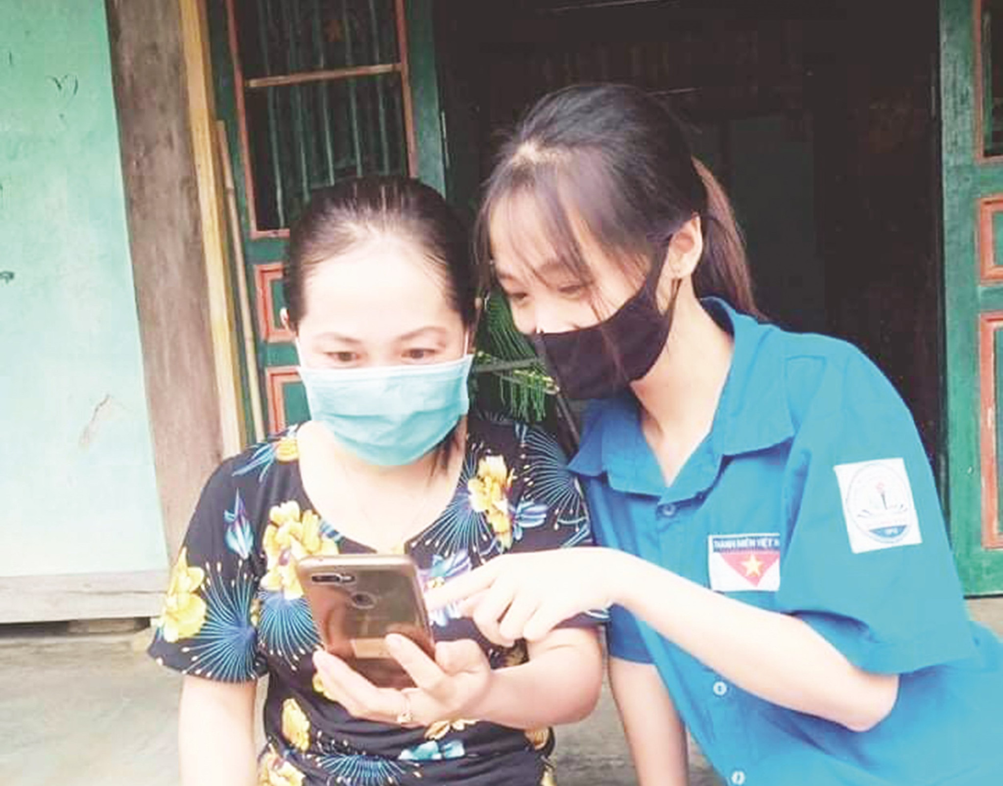 Thanh niên xã Vĩnh Phúc tới tận nhà hướng dẫn người dân cài đặt Bluezone.