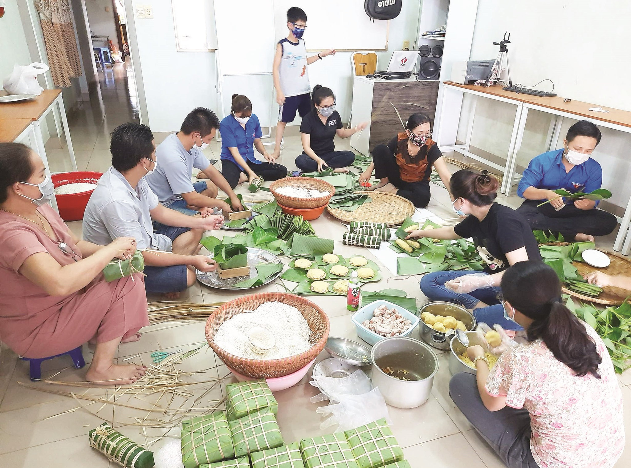 Nhiều người hỗ trợ thầy Hoàng  gói bánh chưng.