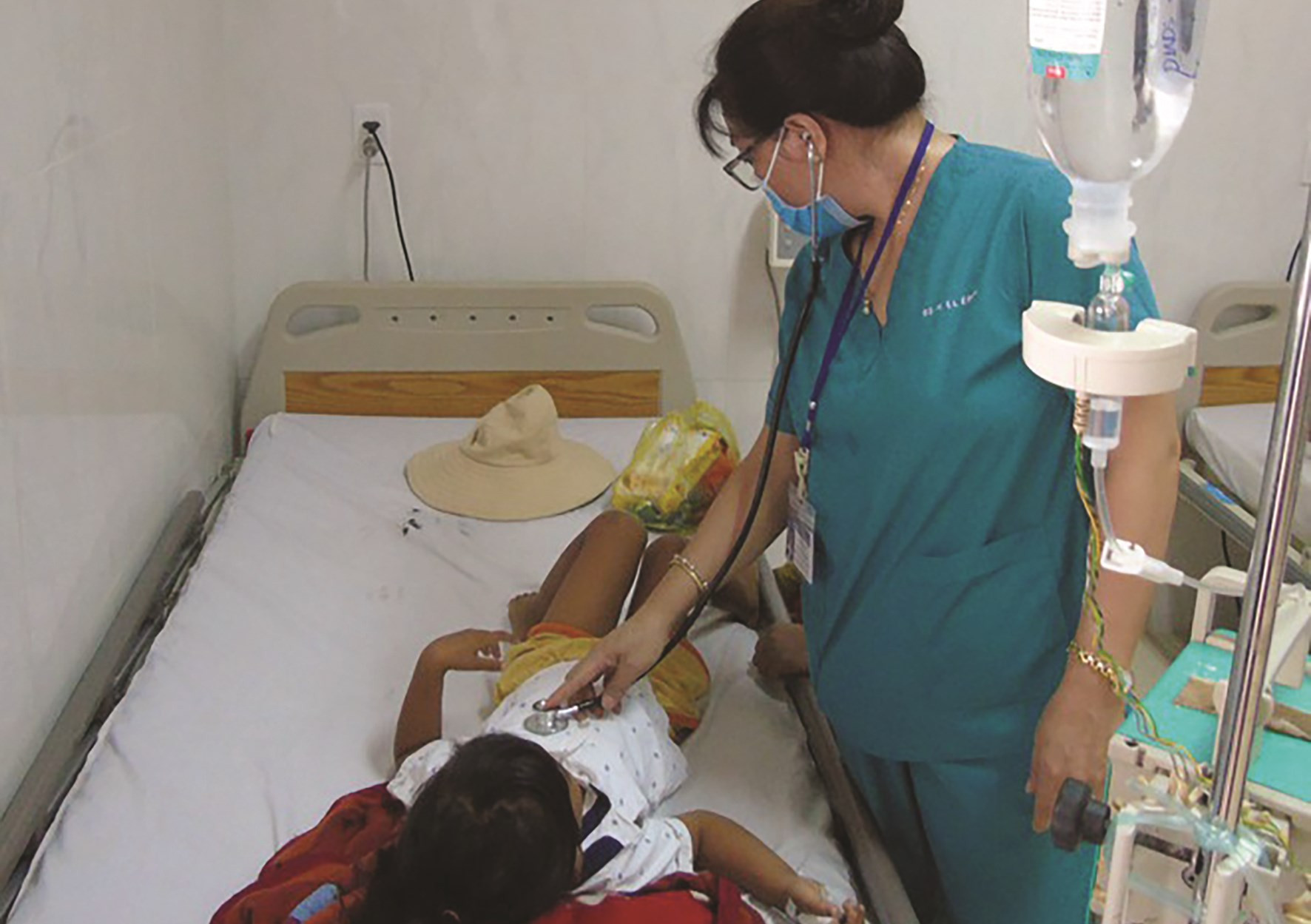 Một cháu bé bị ngộ độc sắn đang được điều trị  tại Bệnh viện Đa khoa vùng Tây Nguyên. Ảnh TL