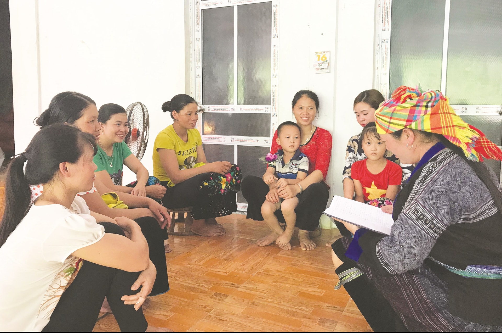 Buổi họp của các hội viên trong CLB “Không tảo hôn – không sinh con thứ 3” ở bản Lìm Thái