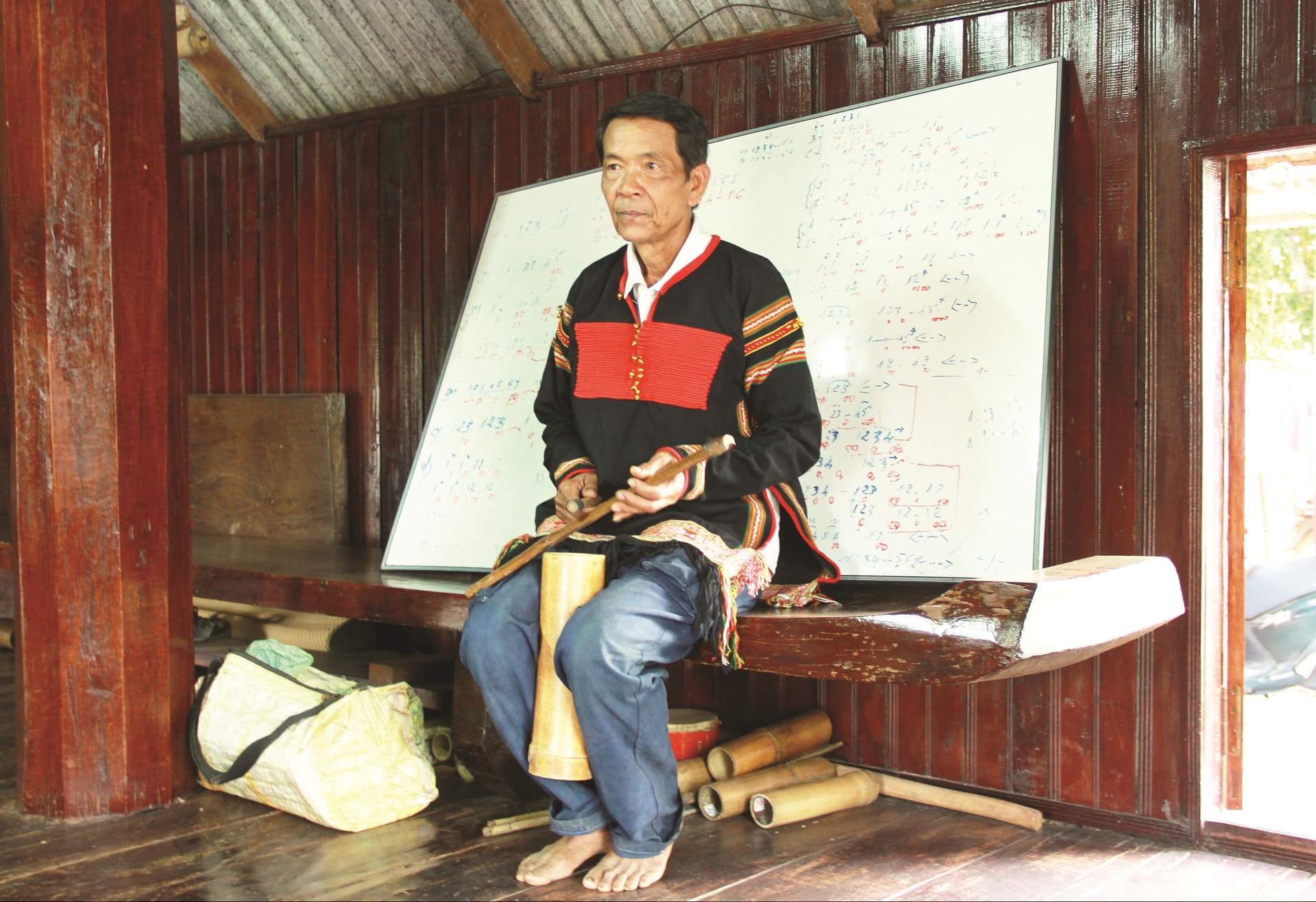 Nghệ nhân Y Hiu diễn tấu chiêng tre