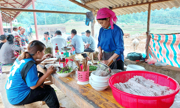 Nghề bán phở tại chợ phiên đem lại thu nhập ổn định cho nhiều hộ ở Nàn Sán.