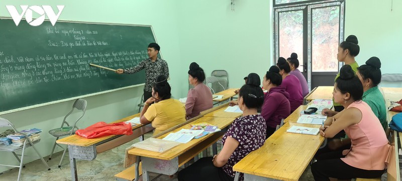 Lớp học xóa mù chữ ở bản Nậm Tỉa, xã Sam Kha, Sốp Cộp, với các học viên người Thái, tuổi từ 22 đến 56.