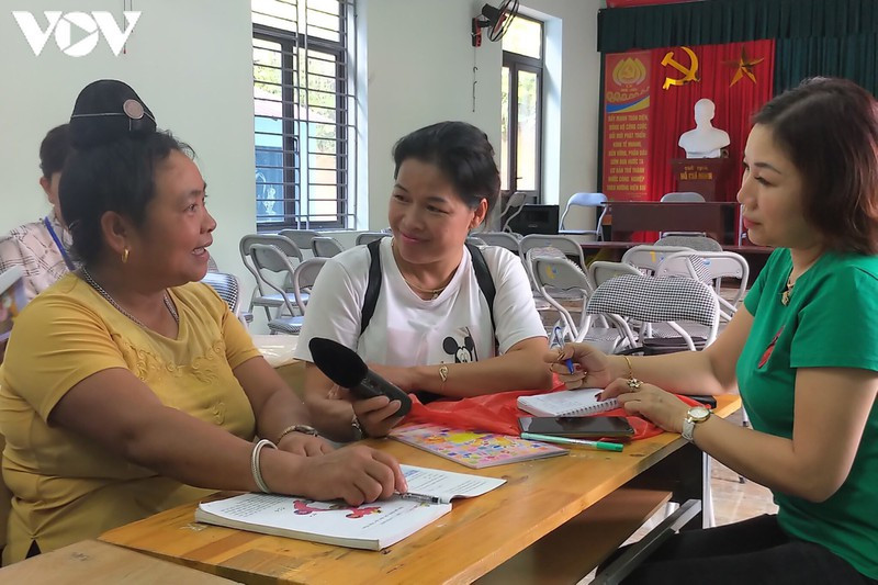 Bà Lò Thị Panh, học viên lớn tuổi nhất lớp học xóa mù chữ ở bản Nậm Tỉa chia sẻ niềm vui với phóng viên VOV khi biết chữ.