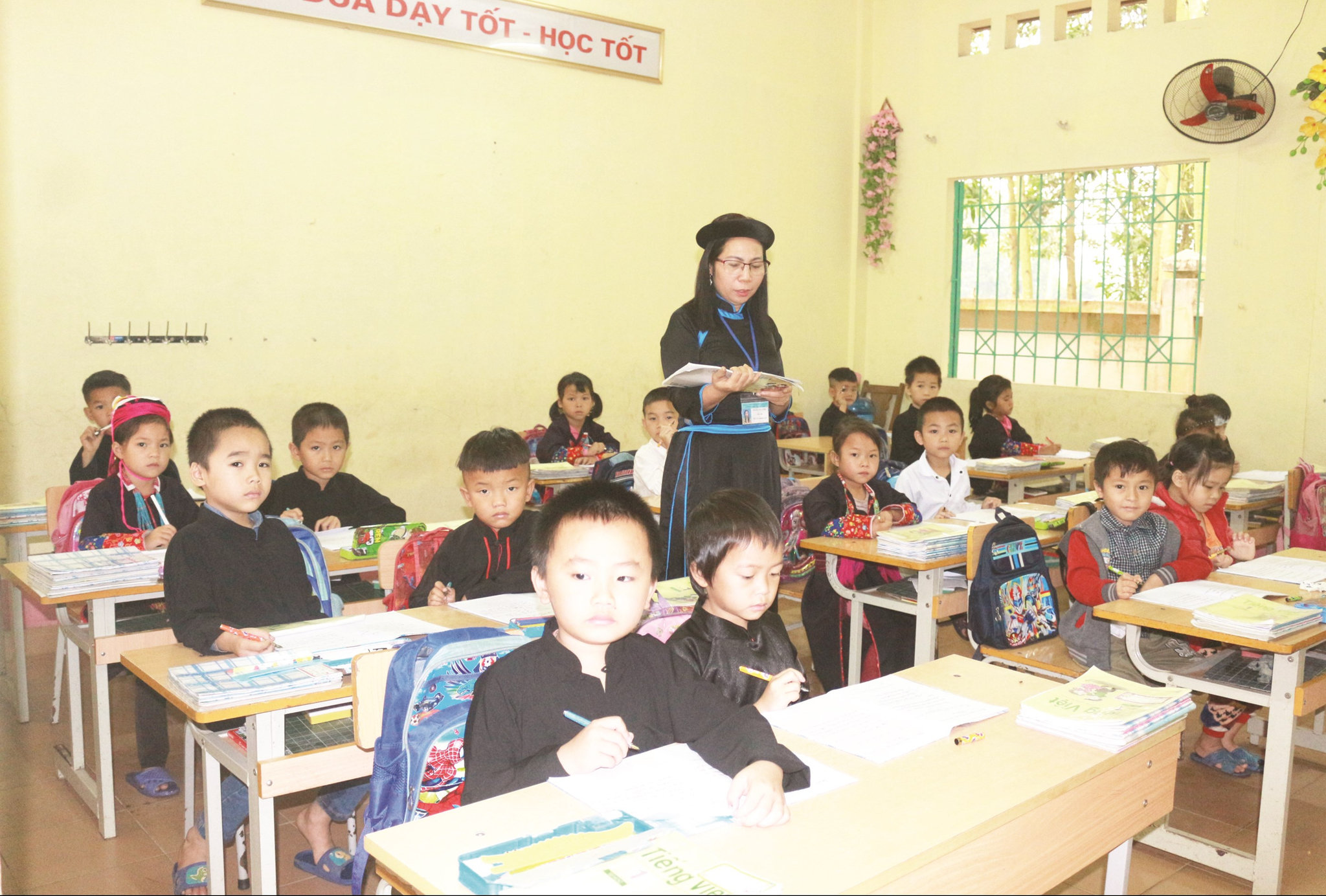 Bảo đảm học sinh vùng khó khăn có đầy đủ sách vở đến trường là trách nhiệm không chỉ của riêng ngành Giáo dục.