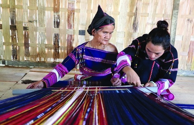 Phụ nữ Bahnar ở làng Pơ Nang luôn có ý thức gìn giữ nghề dệt thổ cẩm truyền thống . Ảnh: Hồng Điệp