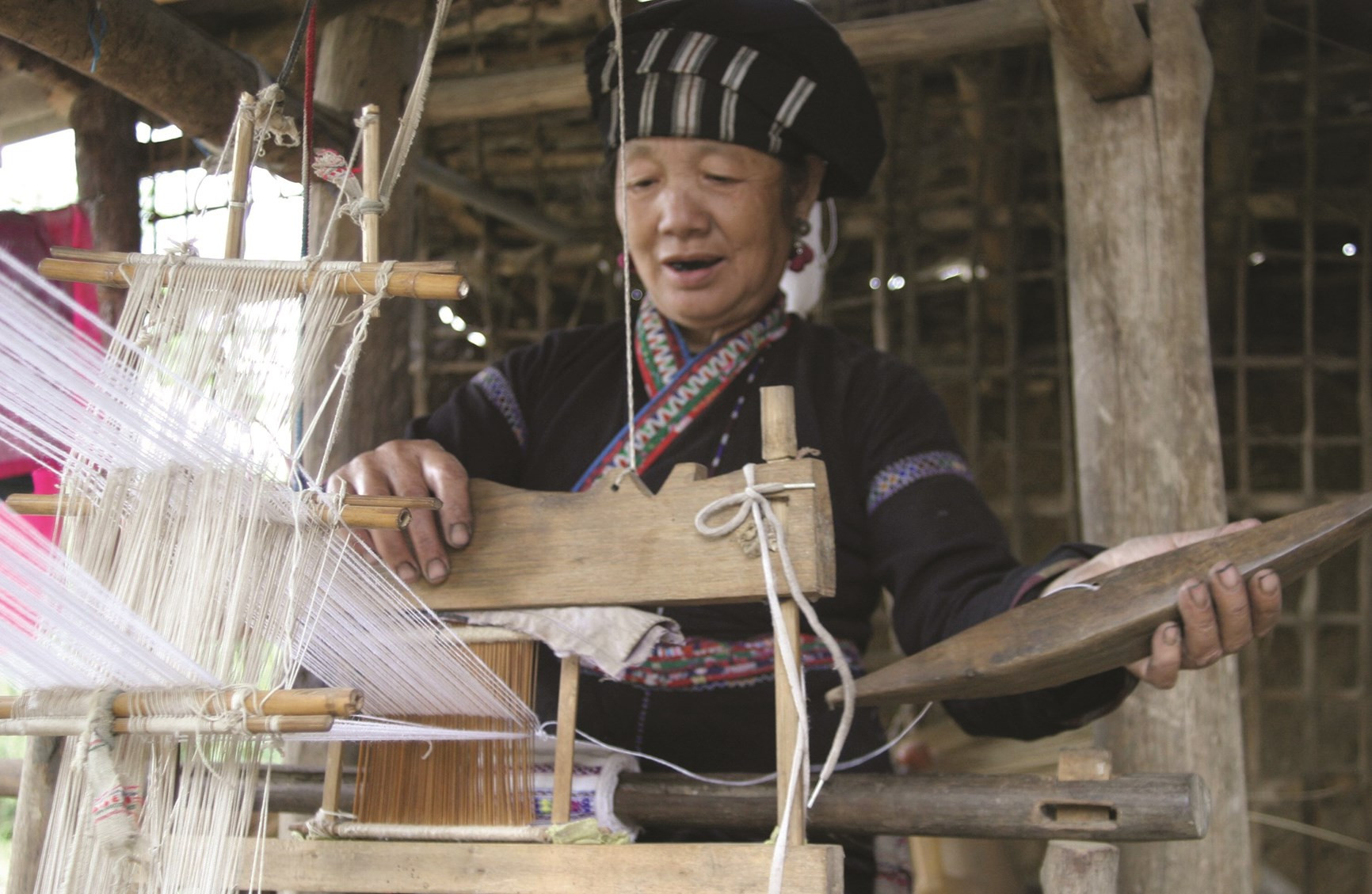 Phụ nữ dân tộc Lự vẫn giữ nghề se tơ dệt vải và may váy áo truyền thống