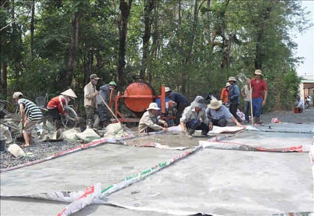 Người dân huyện Krông Bông chung tay xây dựng nông thôn mới làm đường giao thông nông thôn. Ảnh: TTXVN