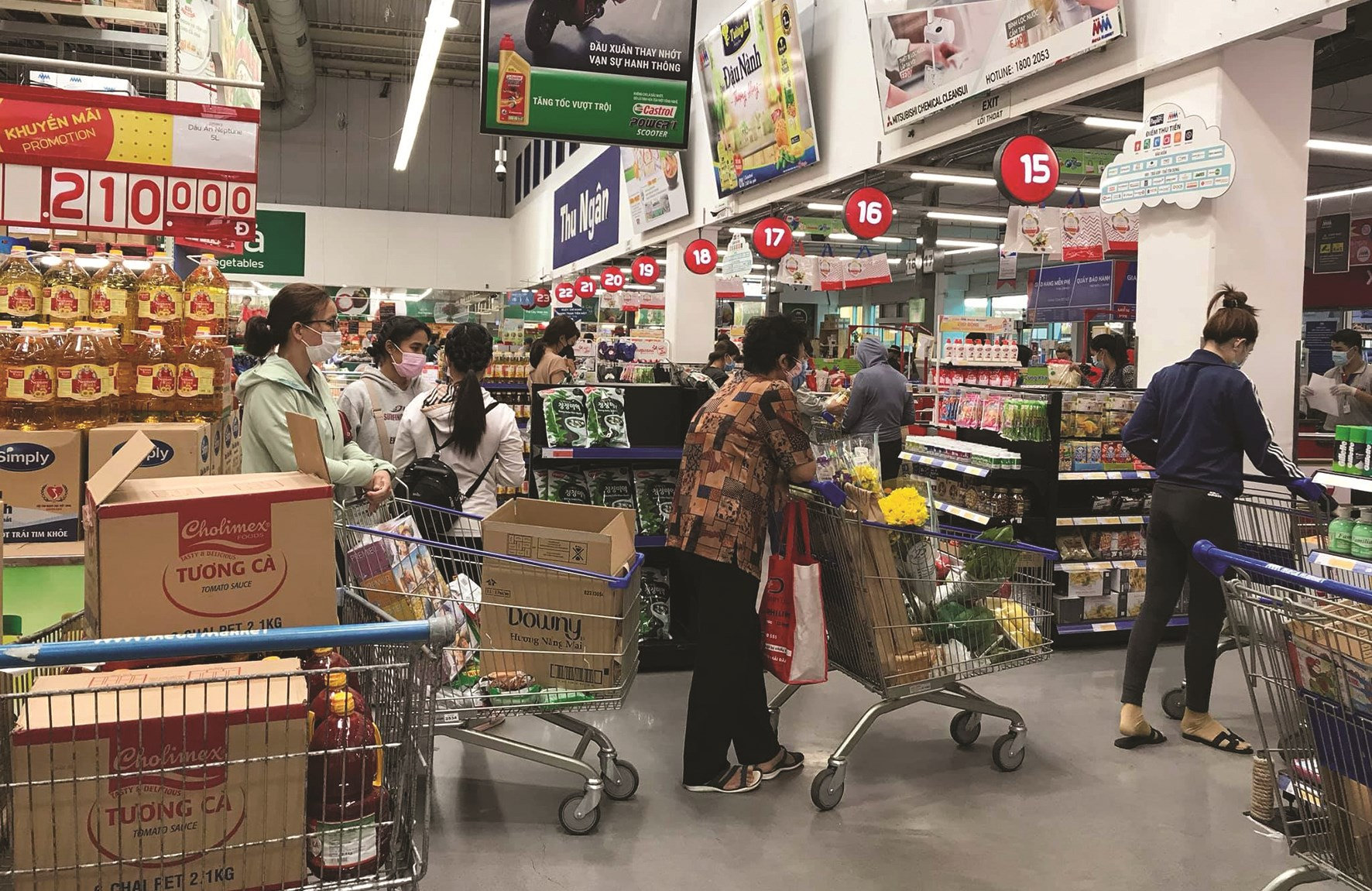 Người dân Hà Nội thực hiện nghiêm túc việc đeo khẩu trang khi đến nơi công cộng