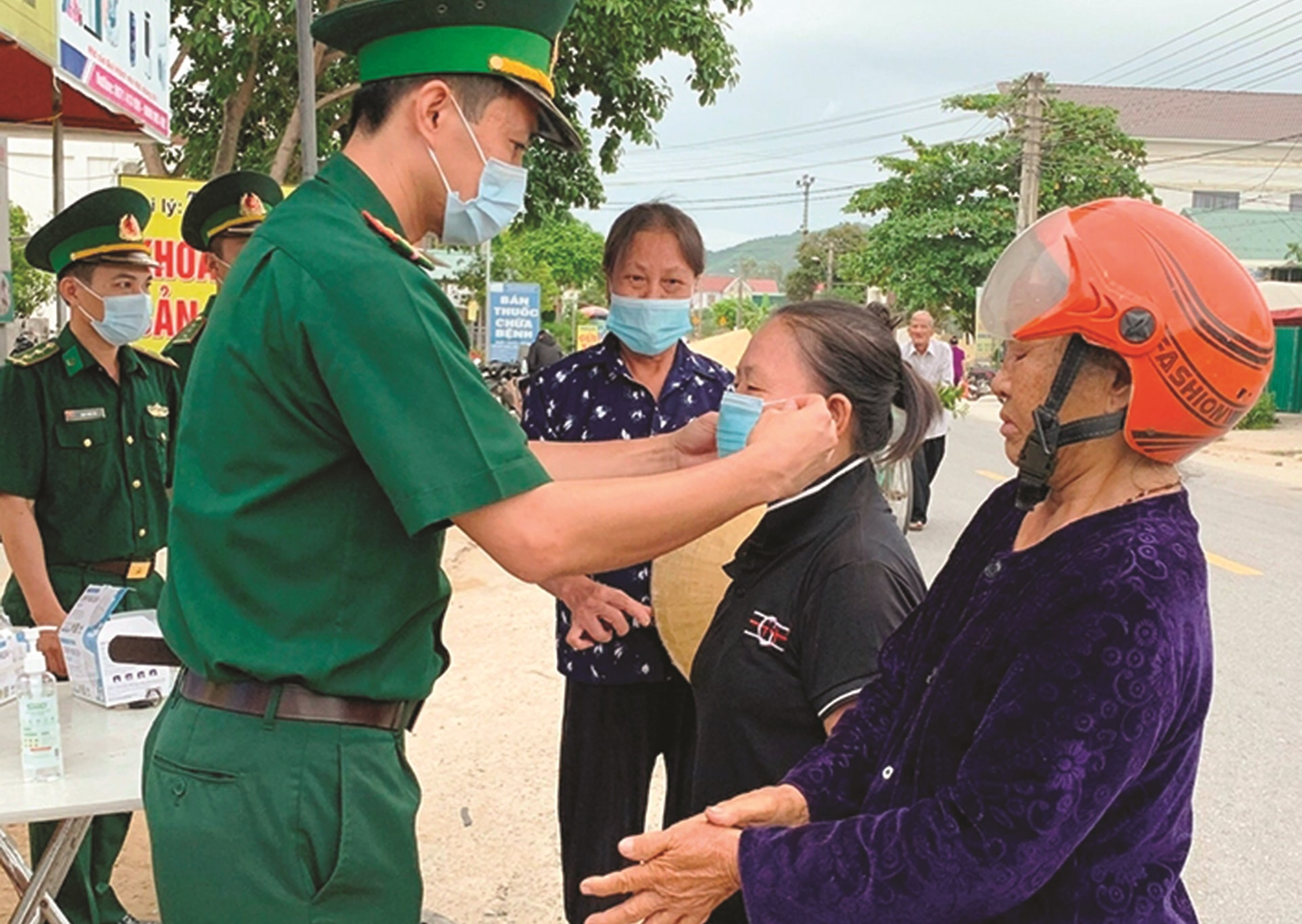 Cán bộ, chiến sĩ ĐBP Lạch Kèn (Nghi Xuân) phát khẩu trang miễn phí và tuyên truyền người dân phòng, chống dịch. (Ảnh Minh Toàn)