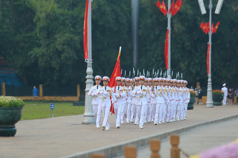 Nghi lễ chào cờ được thực hiện trang nghiêm, trong không khí thiêng liêng, thành kính