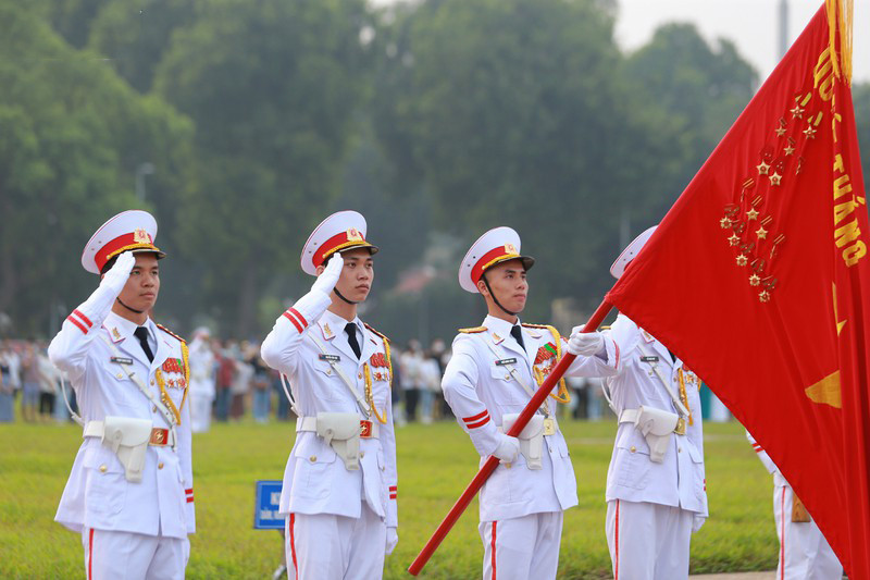 Quốc ca vang lên hùng tráng trong giây phút thiêng liêng, các chiến sĩ giơ tay chào, mắt hướng về Quốc kỳ