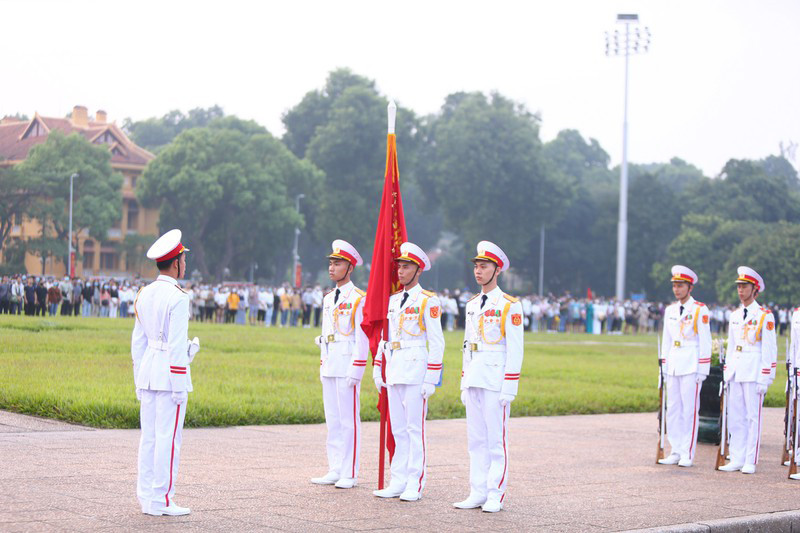 6h sáng hàng ngày, nghi thức chào cờ diễn ra trên Quảng trường Ba Đình, trước cửa Lăng Chủ tịch Hồ Chí Minh. Hôm nay là ngày 2/9, Quốc khánh nước CHXHCN Việt Nam, tròn 75 năm ngày Chủ tịch Hồ Chí Minh đọc Tuyên ngôn Độc lập nên nghi thức chào cờ càng trở nên trang nghiêm, xúc động...