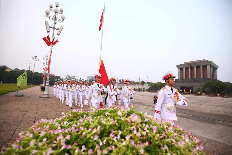 Khác với những ngày thường, tối 1/9 không làm lễ hạ cờ, Quốc kỳ vẫn tung bay. Vì thế, lễ chào cờ sáng 2/9 không có nghi thức kéo cờ
