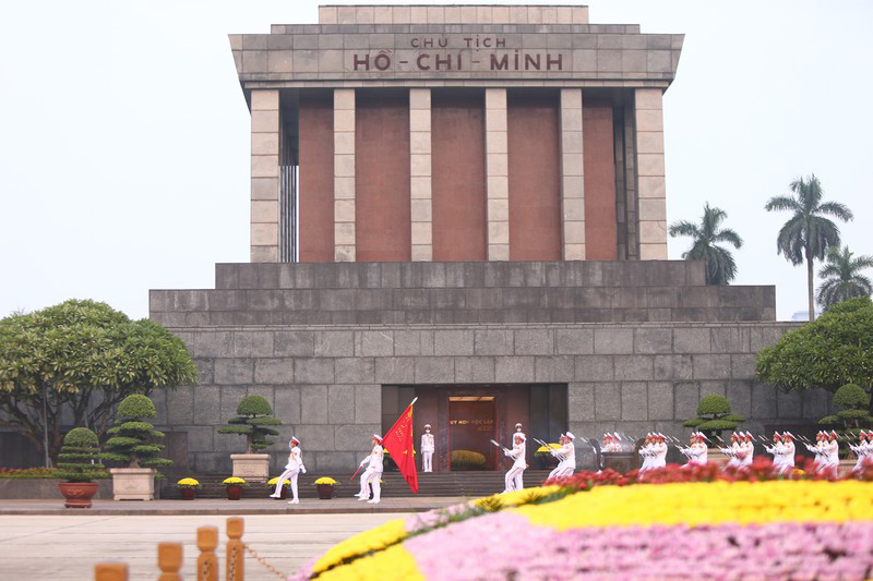 Đội hình thực hiện lễ chào cờ có 37 chiến sĩ. Dẫn đầu là quân kỳ Quyết thắng, sau đó là 34 chiến sĩ tiêu binh tượng trưng cho 34 chiến sĩ đầu tiên của Quân đội Nhân dân Việt Nam