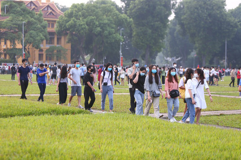 Do đang có dịch Covid-19 nên những người đến tham dự lễ chào cờ đều đeo khẩu trang