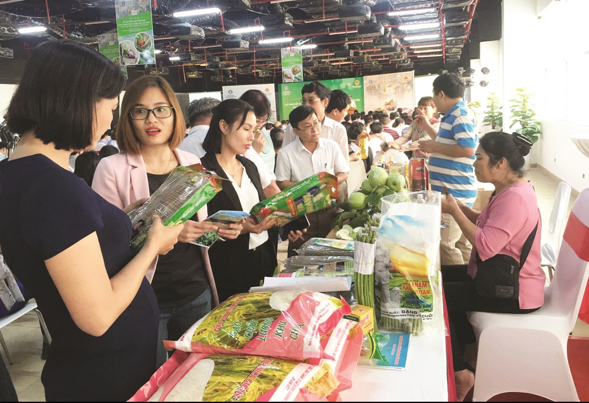 Giới thiệu, quảng bá, kết nối sản phẩm OCOP gắn với văn hóa các tỉnh miền núi phía Bắc tại phố đi bộ Trịnh Công Sơn (Hà Nội) diễn ra hồi tháng 7/2020