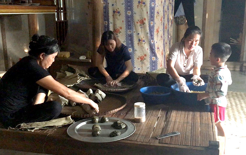 Người dân thôn Ngọc Lâu, xã Vinh Quang (Chiêm Hóa) gói bánh gai để dâng lên tổ tiên trong ngày Rằm