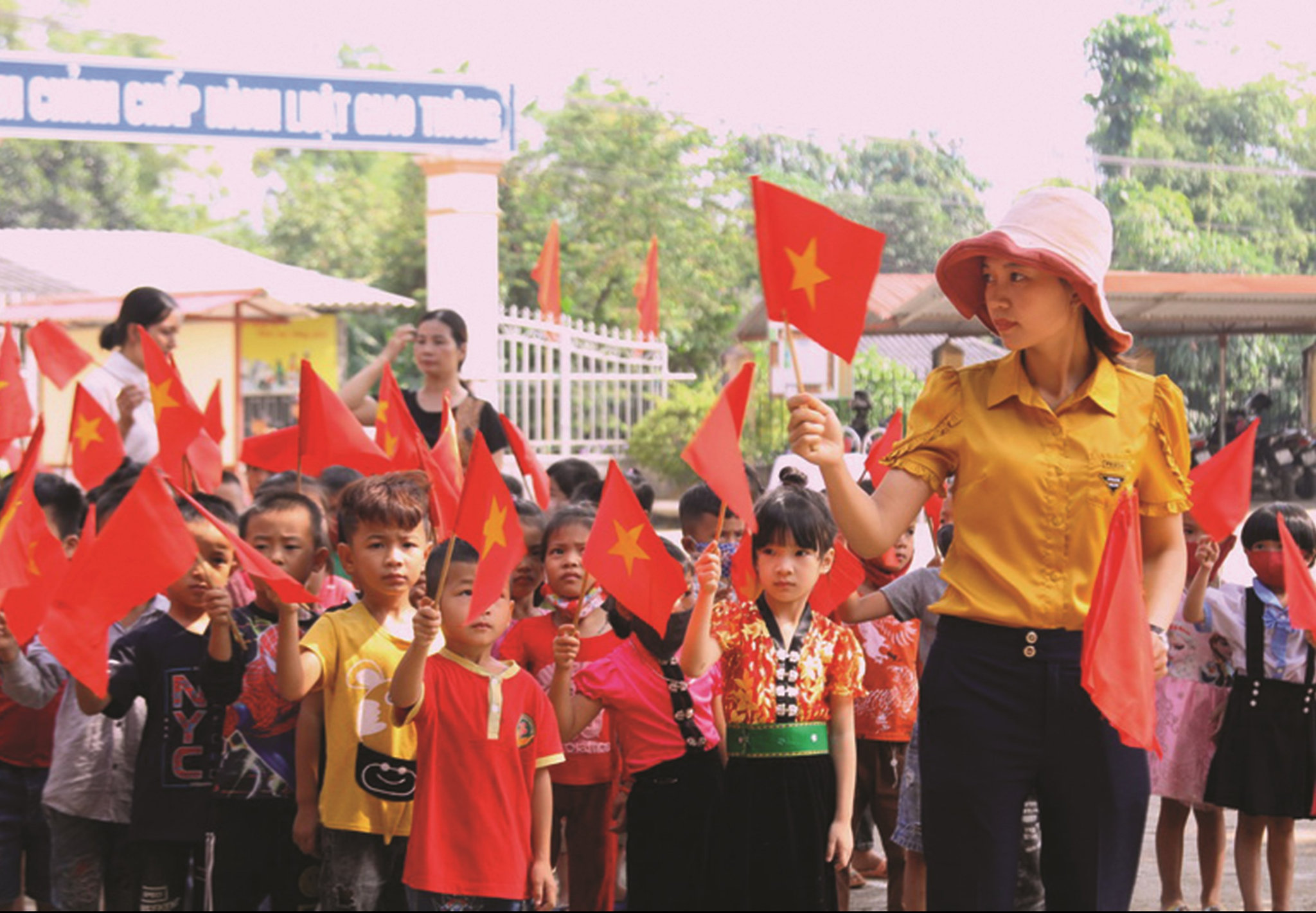Tại Yên Bái, học sinh lớp 1 được giáo viên hướng dẫn để diễu hành khối đầu cấp trong Lễ khai giảng. (Ảnh TL)