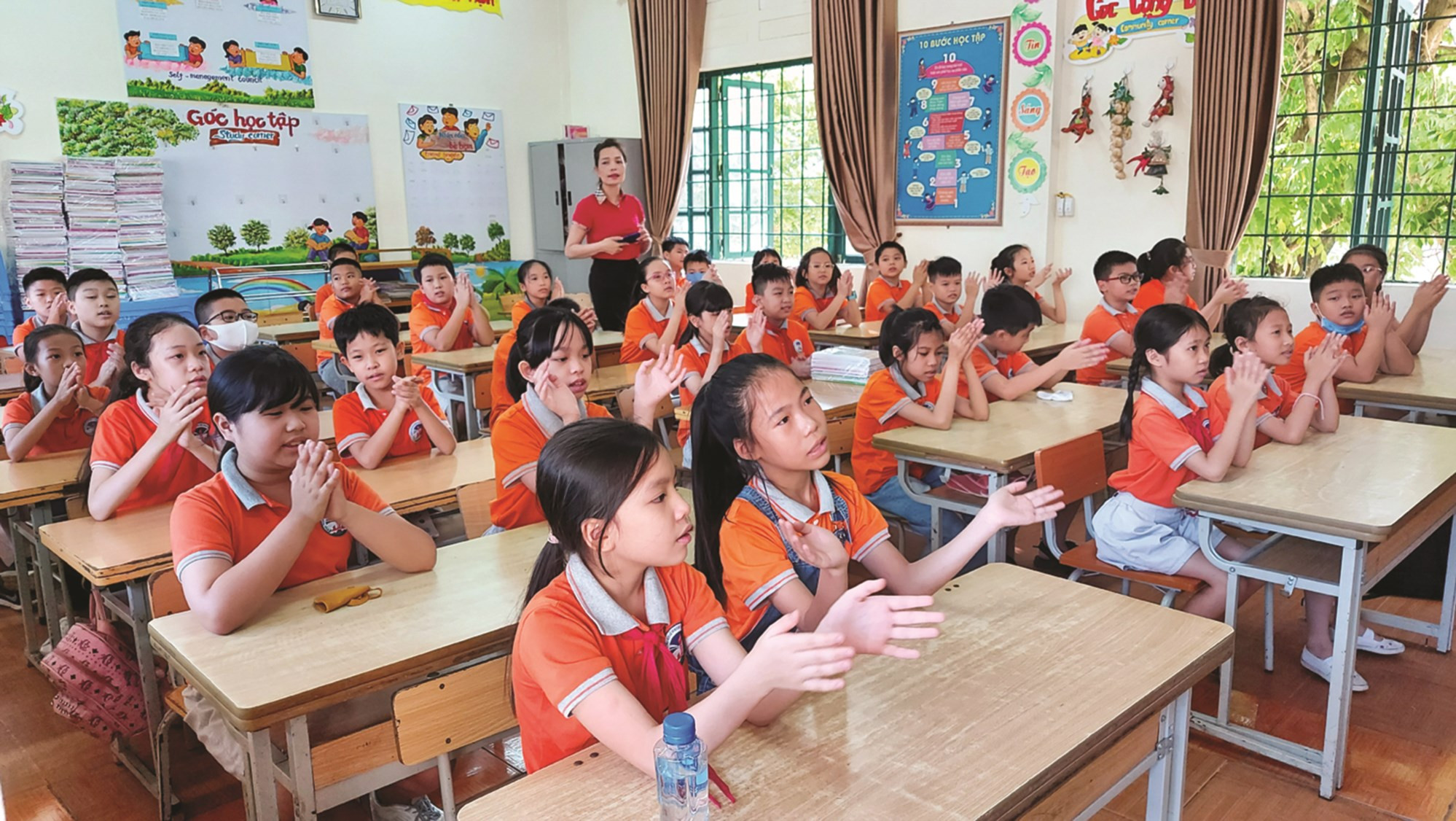  Năm học 2020 - 2021, tỉnh Lào Cai có hơn 220 nghìn học sinh ở các cấp học.  Các trường đều thực hiện nghiêm việc phòng, chống dịch bệnh Covid -19  trong ngày học sinh tựu trường