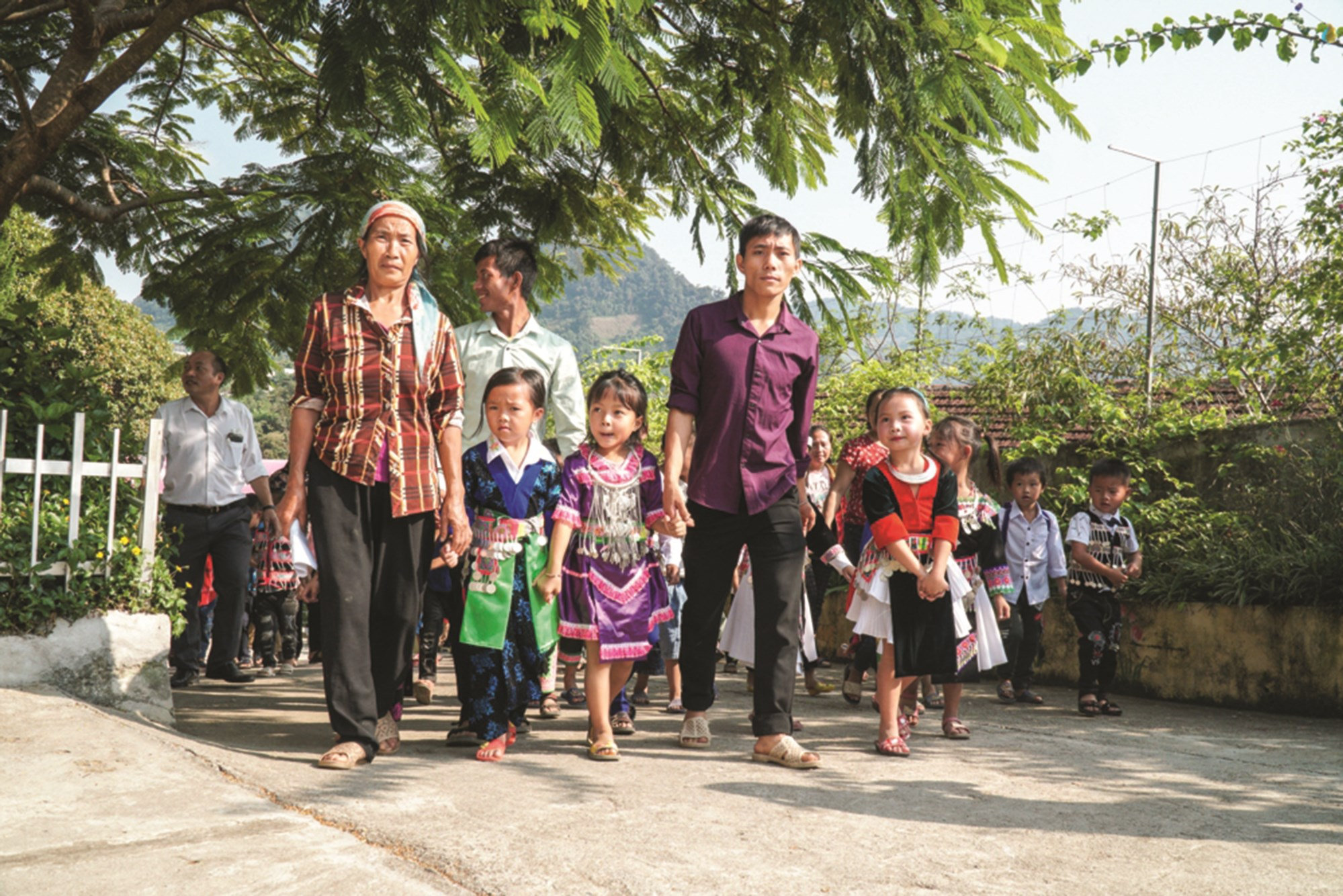 Tại Nghệ An, năm học 2020 - 2021, toàn tỉnh có khoảng 840 nghìn học sinh của hơn 1.500 trường học. Ngày tựu trường năm nay tổ chức muộn hơn so với các năm học trước do dịch Covid-19.  Tuy nhiên, các hoạt động trong ngày tựu trường đều được các trường tổ chức chu đáo, tạo tâm thế chủ động cho năm học mới. (Trong ảnh: Phụ huynh trên địa bàn xã biên giới Nậm Cắn, huyện Kỳ Sơn náo nức đưa học sinh tựu trường năm học 2020 - 2021)