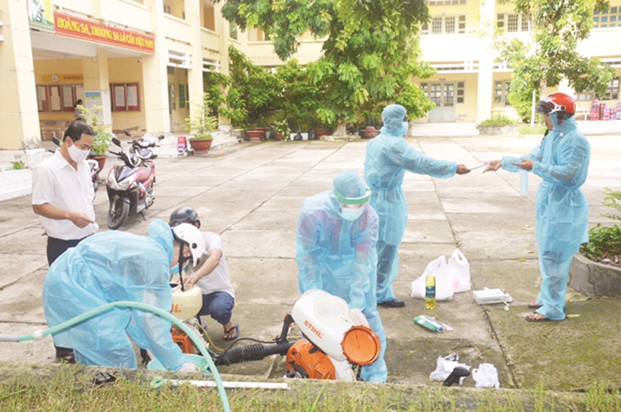 Trước ngày khai giảng các thầy giáo Trường Dân tộc Nội trú Huỳnh Cương (Sóc Trăng) chủ động thực hiện vệ sinh, phun khử trùng trường lớp để đón học sinh trở lại trường