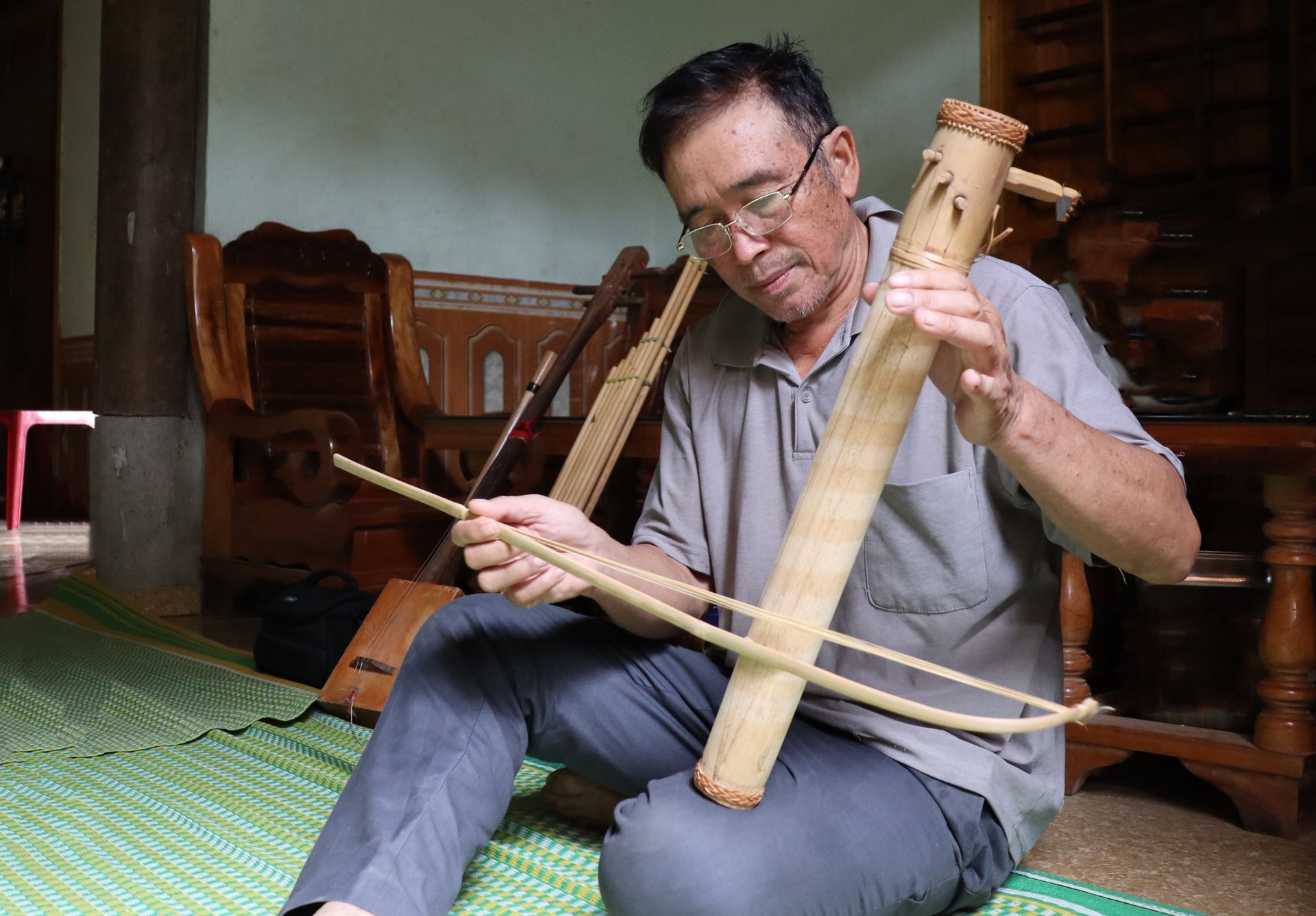 Nghệ nhân Ưu tú Lương Văn Nghiệp vừa chơi đan xo lo vừa ca bài đồng giao “Ông Trăng” do ông sưu tầm và sáng tác.