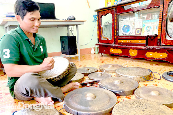 Anh Điểu Toa bên những nhạc cụ truyền thống của dân tộc Chơro