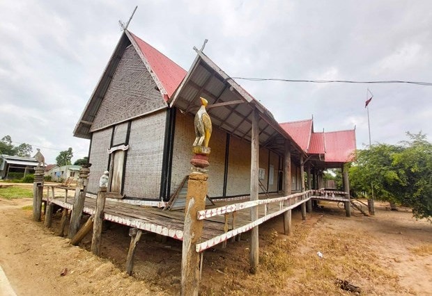 Những bức tượng gỗ trang trí xung quanh nhà rông tổ dân phố Plei Hle Ktu vẫn còn vẹn nguyên. Ảnh: baogialai.com.vn
