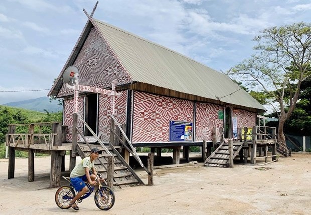 Nhà rông làng Đak Hway (xã Đak Tơ Pang, huyện Kông Chro) nổi bật với bức vách trang trí hoa văn đẹp mắt. Ảnh: baogialai.com.vn