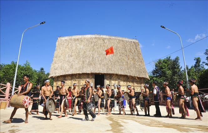 Dân làng Đê KJêng, xã Ayun, huyện Mang Yang (Gia Lai) cùng nhau quây quần chuẩn bị cho nghi Lễ lên nhà rông mới, được phục dựng theo đúng nghi Lễ truyền thống của đồng bào Bahnar nơi đây sau hàng chục năm bị lãng quên. Ảnh: Hoài Nam/TTXVN