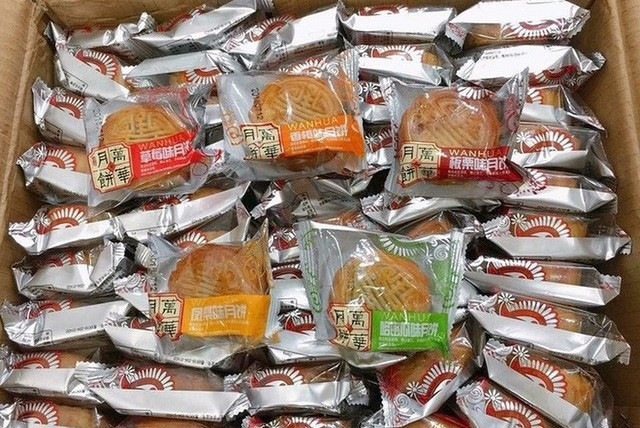 Bánh trung thu mini “nội địa” từ nước ngoài rầm rộ trên thị trường, mua càng nhiều thì giá càng rẻ. (Ảnh minh họa: LA)