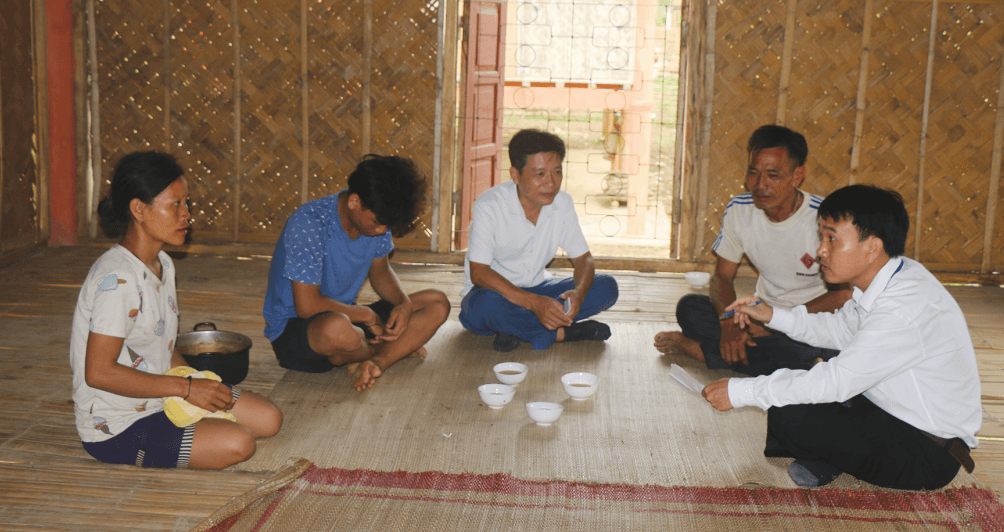 Giáo viên Trường PTDTBT THCS Thạch Ngàn (Con Cuông) đến tận nhà vận động học sinh trở lại lớp.