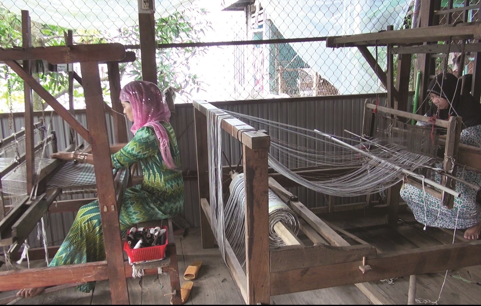 Nghề dệt thổ cẩm truyền thống mang lại thu nhập ổn định cho bà con dân tộc Chăm ở Châu Phong