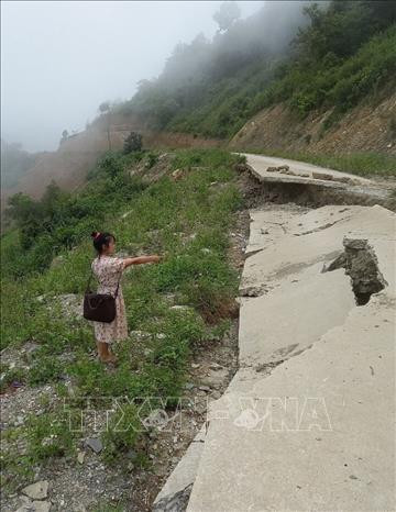 Tuyến đường đi vào khu trung tâm bản Ma Sang, xã Nậm Pì xuất hiện nhiều điểm sụt lún. Ảnh: Việt Hoàng/TTXVN