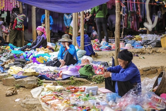 Ngoài ra, đồng bào dân tộc nơi đây còn bán những vật dụng cần thiết trong gia đình và công việc. (Ảnh: Minh Sơn/Vietnam+).