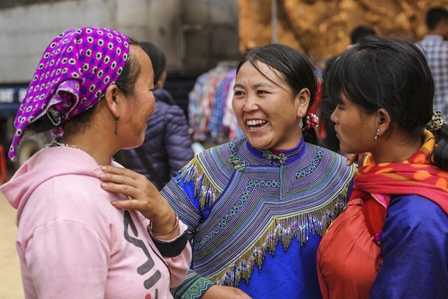 Do vẫn còn giữ nguyên nét đơn sơ của người dân vùng cao, chợ phiên Cán Cấu luôn thu hút khá nhiều khách du lịch nước ngoài đến thăm và trải nghiệm nét văn hóa đặc sắc nơi đây. (Ảnh: Minh Sơn/Vietnam+).