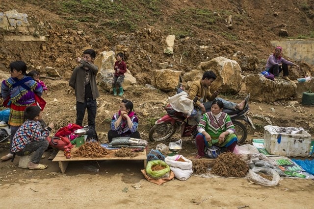 Từ tờ mờ sáng, phiên chợ đã tíu tít người đến họp. (Ảnh: Minh Sơn/Vietnam+).