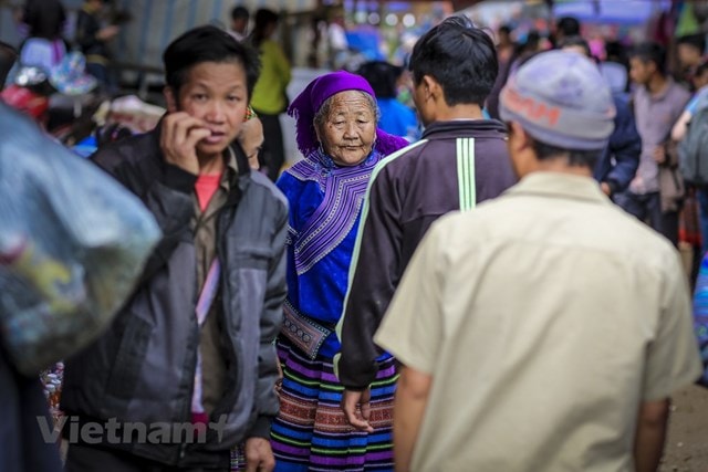 Ngay từ sáng sớm, nơi đây tấp nập bởi rất đông người dân tộc các vùng miền nô nức kéo về, bày bán những mặt hàng địa phương đa dạng. (Ảnh: Minh Sơn/Vietnam+).