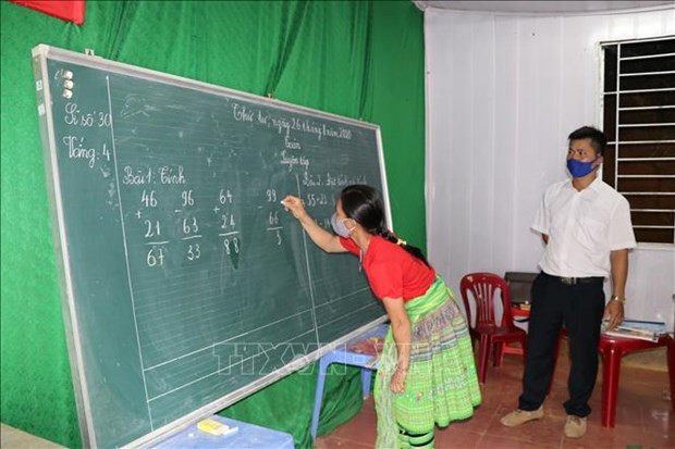 Giờ học toán của học sinh lớp xóa mù chữ. Ảnh: Việt Dũng – TTXVN