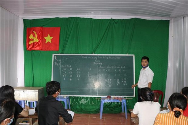 Thầy Ngô Ngọc Năm, giáo viên trường Phổ thông dân tộc nội trú Tiểu học và Trung học cơ sở xã Trạm Tấu giảng bài cho các học sinh lớp xóa mù chữ. Ảnh: Việt Dũng - TTXVN