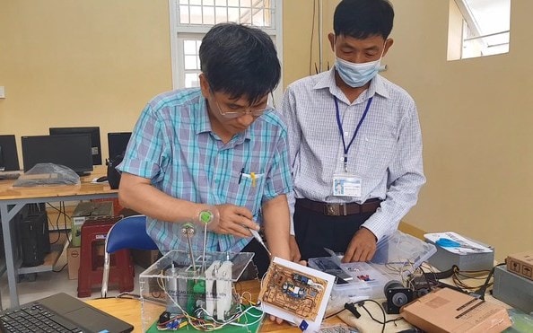 Thầy Văn Sỹ Nghi (trái) lắp ráp máy trợ thở ẢNH: ĐỨC HUY