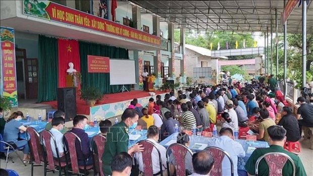 Hàng trăm người dân xã Xín Cái nghe tuyên truyền phổ biến pháp luật về xuất, nhập cảnh. Ảnh: Nguyễn Chiến - TTXVN