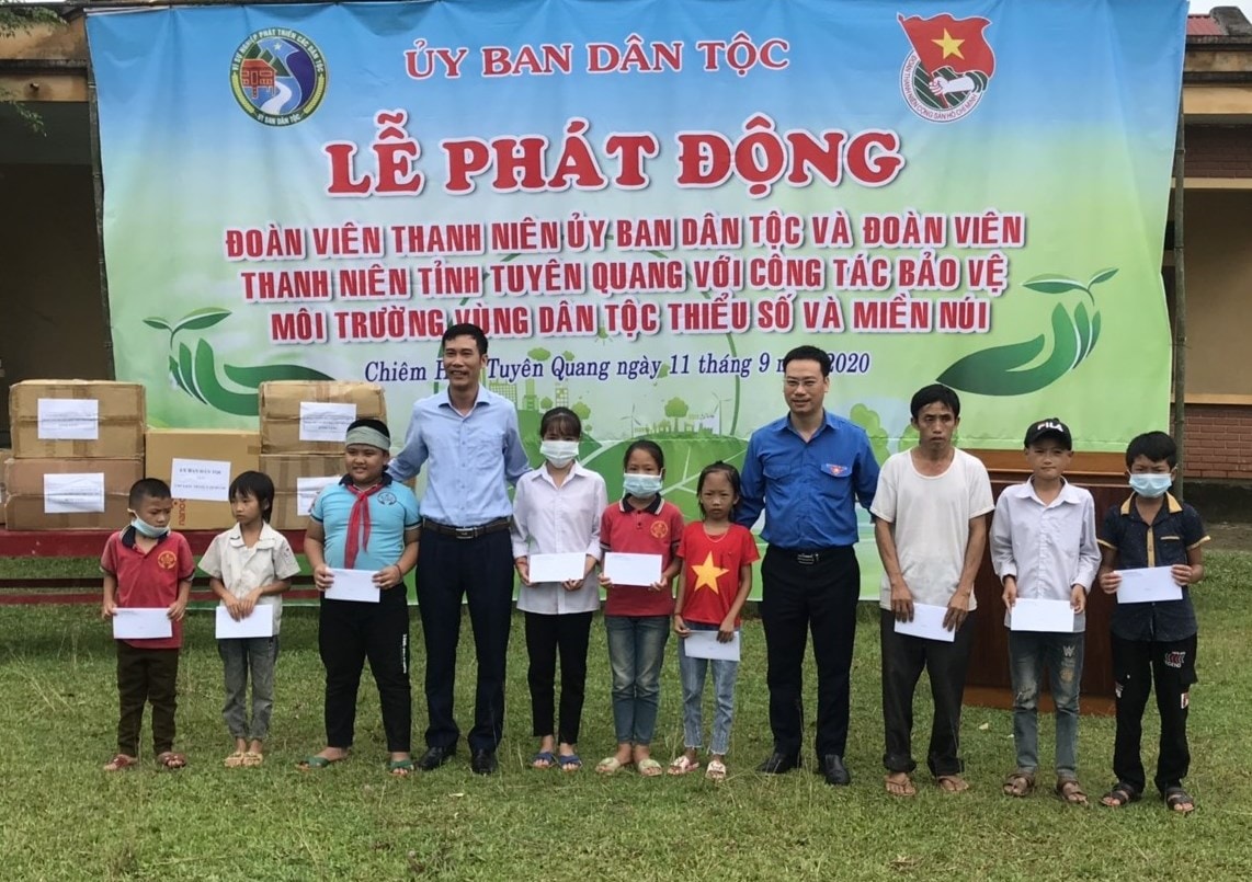 Ông Trần Văn Đoài, Phó vụ trưởng Vụ Tổng hợp và ông Nguyễn Văn Chính, Bí thư Đoàn thanh niên UBDT tặng quà của UBDT cho các học sinh có hoàn cảnh khó khăn