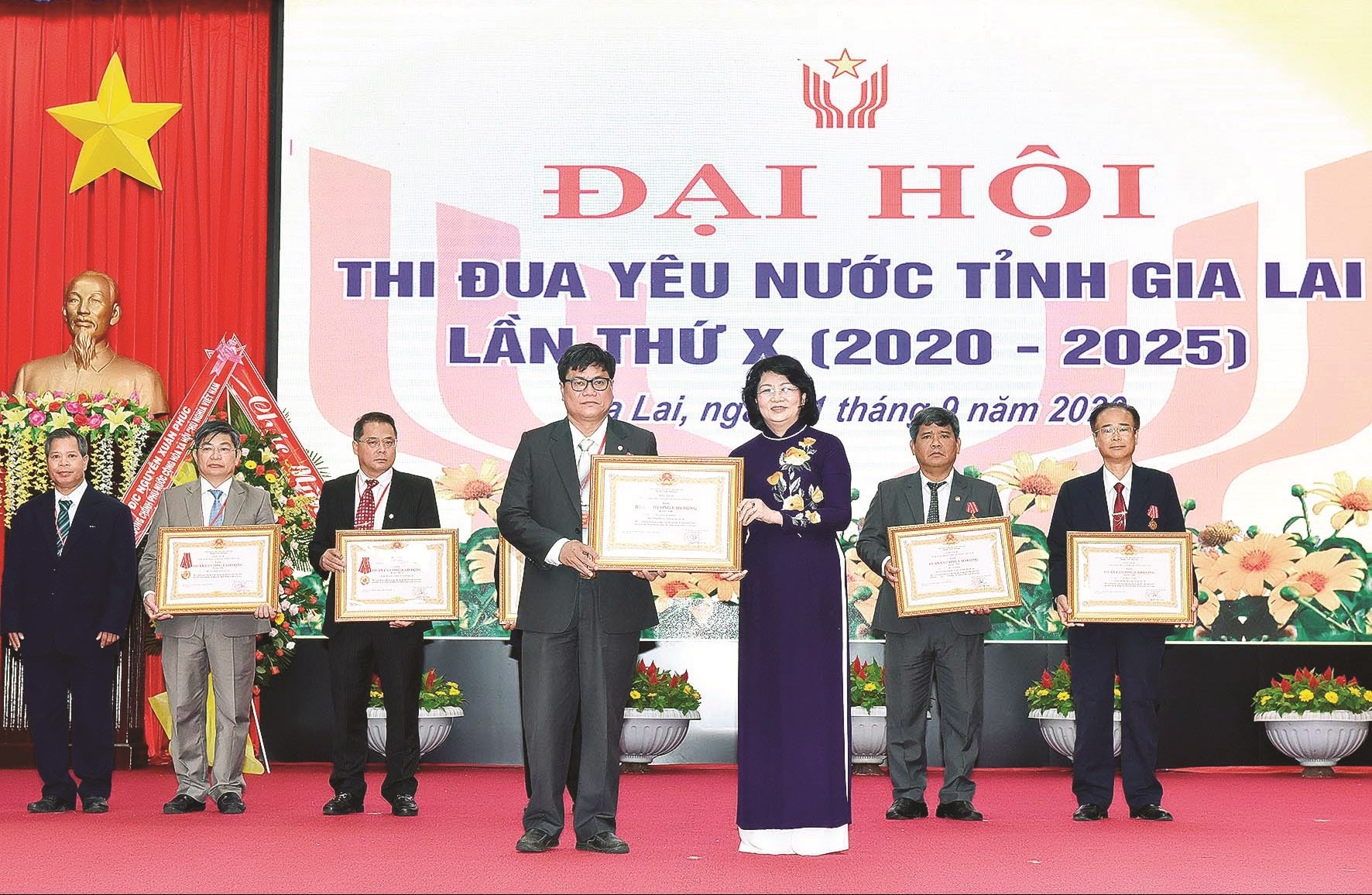 Phó Chủ tịch nước Đặng Thị Ngọc Thịnh trao Huân chương Lao động hạng Ba cho các cá nhân có thành tích xuất sắc trong phong trào thi đua yêu nước giai đoạn 2015 - 2020