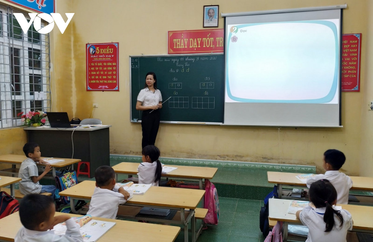 Tất cả các điểm trường của thành phố Hạ Long đều được trang bị máy móc và bố trí đủ cơ sở vật chất, đảm bảo 100% học sinh lớp 1 được học hai buổi trong ngày theo quy định.