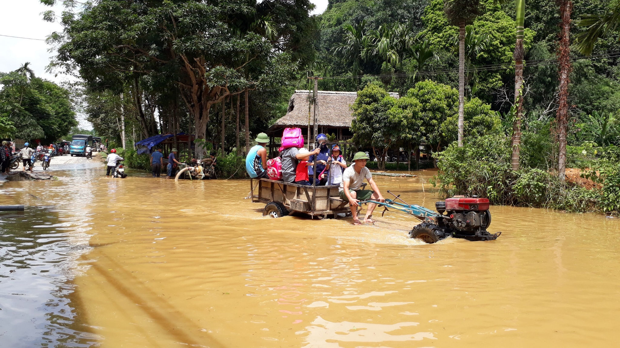 Người dân sử dụng mọi phương tiện có thể để di chuyển trong biển nước